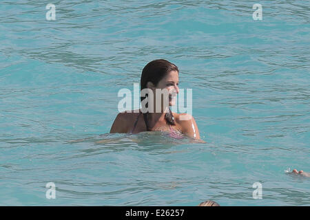 Modella e attrice Stephanie Seymour gode di una vacanza in famiglia con Peter Brant in Saint Barthelemy. Seymour ha ancora una stupefacente corpo bikini a 45 anni di età. Dotato di: Stephanie Seymour dove: Saint Barthelemy quando: 28 Dic 2013 Foto Stock