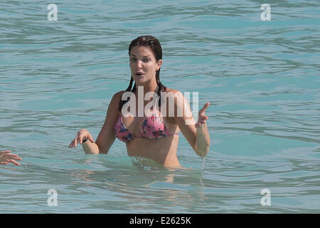 Modella e attrice Stephanie Seymour gode di una vacanza in famiglia con Peter Brant in Saint Barthelemy. Seymour ha ancora una stupefacente corpo bikini a 45 anni di età. Dotato di: Stephanie Seymour dove: Saint Barthelemy quando: 28 Dic 2013 Foto Stock