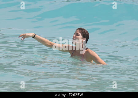 Modella e attrice Stephanie Seymour gode di una vacanza in famiglia con Peter Brant in Saint Barthelemy. Seymour ha ancora una stupefacente corpo bikini a 45 anni di età. Dotato di: Stephanie Seymour dove: Saint Barthelemy quando: 28 Dic 2013 Foto Stock