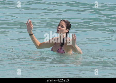 Modella e attrice Stephanie Seymour gode di una vacanza in famiglia con Peter Brant in Saint Barthelemy. Seymour ha ancora una stupefacente corpo bikini a 45 anni di età. Dotato di: Stephanie Seymour dove: Saint Barthelemy quando: 28 Dic 2013 Foto Stock