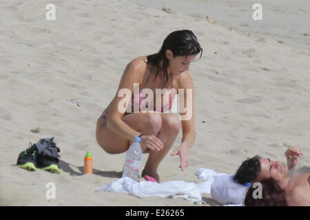 Modella e attrice Stephanie Seymour gode di una vacanza in famiglia con Peter Brant in Saint Barthelemy. Seymour ha ancora una stupefacente corpo bikini a 45 anni di età. Dotato di: Stephanie Seymour dove: Saint Barthelemy quando: 28 Dic 2013 Foto Stock