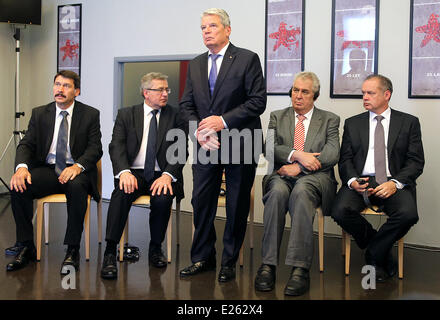 Budapest, Ungheria. 16 Giugno, 2014. Il Presidente ungherese Arpad Goencz (L-R), Presidente polacco Bronislaw Komorowski, Presidente tedesco Joachim Gauck, presidente ceco Zeman e Presidente slovacco Andrej Kiska partecipare ad un evento presso il Museo della Casa del Terrore in Budapest, Ungheria, 16 giugno 2014. I presidenti dei membri del gruppo di Visegrad e della Germania ha incontrato in occasione del XXV anniversario della rivoluzione nonviolenta foto: Wolfgang Kumm /dpa/Alamy Live News Foto Stock