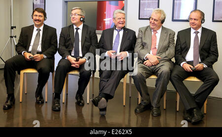 Budapest, Ungheria. 16 Giugno, 2014. Il Presidente ungherese Arpad Goencz (L-R), Presidente polacco Bronislaw Komorowski, Presidente tedesco Joachim Gauck, presidente ceco Zeman e Presidente slovacco Andrej Kiska partecipare ad un evento presso il Museo della Casa del Terrore in Budapest, Ungheria, 16 giugno 2014. I presidenti dei membri del gruppo di Visegrad e della Germania ha incontrato in occasione del XXV anniversario della rivoluzione nonviolenta foto: Wolfgang Kumm /dpa/Alamy Live News Foto Stock