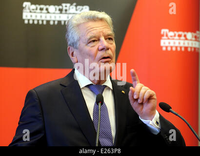 Budapest, Ungheria. 16 Giugno, 2014. Il Presidente tedesco Joachim Gauck offre un discorso presso il Museo della Casa del Terrore in Budapest, Ungheria, 16 giugno 2014. I presidenti dei membri del gruppo di Visegrad e della Germania ha incontrato in occasione del XXV anniversario della rivoluzione non violenta. Foto: WOLFGANG KUMM /DPA/Alamy Live News Foto Stock