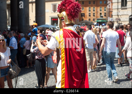 Roma Italia 2014 - Uomini vestiti come i gladiatori dal Pantheon Foto Stock