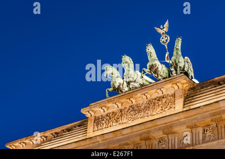 Quadriga statua sulla Porta di Brandeburgo Brandenburger Tor Berlino Germania Foto Stock