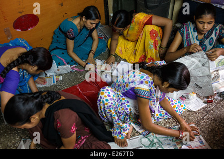 Una sartoria di formazione professionale per le donne gestito da una ONG locale in Kandivali area di Mumbai, India. Foto Stock