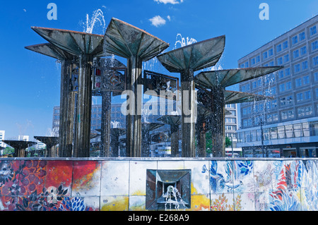 Fontana di Amicizia Internazionale Alexanderplatz Berlino Germania Foto Stock