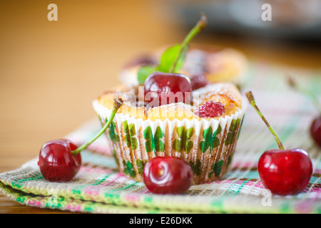 Formaggio muffin con ciliegie e rametto di menta Foto Stock