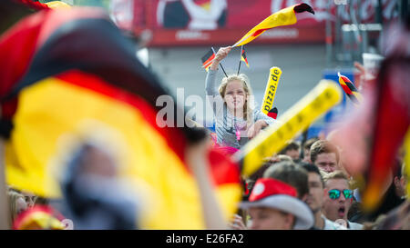 Berlino, Germania. 16 Giugno, 2014. Visitatori festeggiare al fanfest il ventilatore miglia presso la Porta di Brandeburgo a Berlino, Germania, 16 giugno 2014. La prima partita della nazionale tedesca di calcio contro il Portogallo durante la Coppa del Mondo FIFA 2014 saranno pubblicamente trasmesso su nove schermi sui 700 m lungo ventilatore miglia su Strasse des 17. Juni. Foto: BERND VON JUTRCZENKA/DPA/Alamy Live News Foto Stock