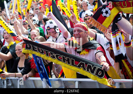 Berlino, Germania. 16 Giugno, 2014. Visitatori festeggiare al fanfest il ventilatore miglia presso la Porta di Brandeburgo a Berlino, Germania, 16 giugno 2014. La prima partita della nazionale tedesca di calcio contro il Portogallo durante la Coppa del Mondo FIFA 2014 saranno pubblicamente trasmesso su nove schermi sui 700 m lungo ventilatore miglia su Strasse des 17. Juni. Foto: BERND VON JUTRCZENKA/DPA/Alamy Live News Foto Stock