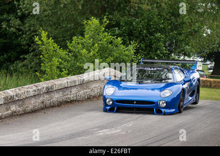 Don Law alla guida Jaguar XJ220 all'Cholmondeley Pageant di potenza. L'azione è il 1,2-miglio via entro il parco di Cholmondeley Castle dove oltre 120 automobili competere, spanning sette decenni di Motorsports. Il fine settimana è una delle più grandi feste di potenza e velocità nel paese. Foto Stock