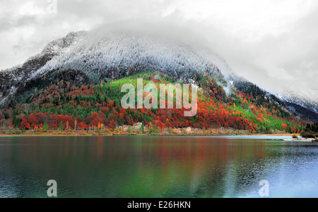 Idilliaco Insorgenza di inverno nelle Alpi in un lago di montagna Foto Stock