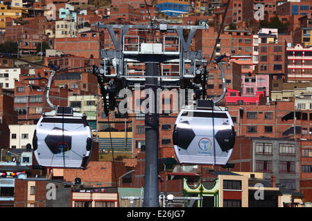 La Paz in Bolivia. 16 Giugno, 2014. Gondole sotto forma di un campo di calcio il viaggio con il nuovo cavo auto / cabinovia di collegamento tra sistema di La Paz e El Alto. Diverse le gondole sono state modificate per una progettazione di calcio per celebrare la Coppa del Mondo 2014 attualmente detenute in Brasile. La prima delle tre linee della cabinovia è stato inaugurato il 30 maggio 2014, in totale essi costituiranno la più lunga e la più alta sistema di cabinovia urbana nel mondo. Credito: James Brunker / Alamy Live News Foto Stock