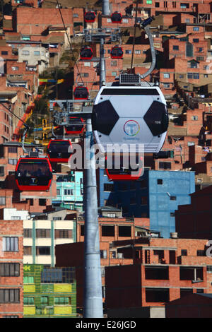 La Paz in Bolivia. 16 Giugno, 2014. Una gondola nella forma di un pallone da calcio viaggi sul nuovo cavo auto / cabinovia di collegamento tra sistema di La Paz e El Alto. Diverse le gondole sono state modificate per una progettazione di calcio per celebrare la Coppa del Mondo 2014 attualmente detenute in Brasile. La prima delle tre linee della cabinovia è stato inaugurato il 30 maggio 2014, in totale essi costituiranno la più lunga e la più alta sistema di cabinovia urbana nel mondo. Credito: James Brunker / Alamy Live News Foto Stock