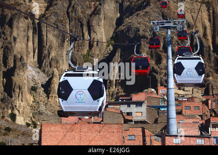 La Paz in Bolivia. 16 Giugno, 2014. Gondole sotto forma di un campo di calcio il viaggio con il nuovo cavo auto / cabinovia di collegamento tra sistema di La Paz e El Alto. Diverse le gondole sono state modificate per una progettazione di calcio per celebrare la Coppa del Mondo 2014 attualmente detenute in Brasile. La prima delle tre linee della cabinovia è stato inaugurato il 30 maggio 2014, in totale essi costituiranno la più lunga e la più alta sistema di cabinovia urbana nel mondo. Credito: James Brunker / Alamy Live News Foto Stock