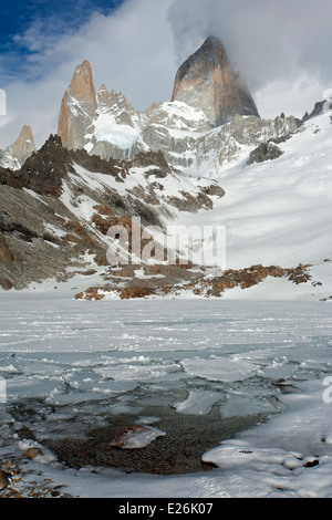 Il monte Fitz Roy (3405m) massiccio in primavera. Vista dalla Laguna de los Tres. Parco nazionale Los Glaciares. La Patagonia. Argentina Foto Stock