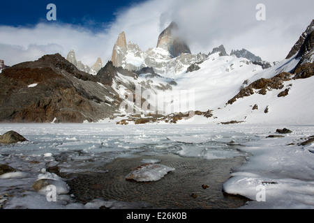 Il monte Fitz Roy (3405m) massiccio in primavera. Vista dalla Laguna de los Tres. Parco nazionale Los Glaciares. La Patagonia. Argentina Foto Stock