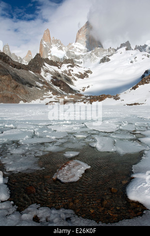 Il monte Fitz Roy (3405m) massiccio in primavera. Vista dalla Laguna de los Tres. Parco nazionale Los Glaciares. La Patagonia. Argentina Foto Stock