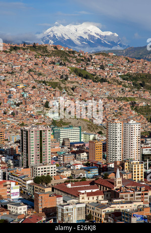 La Paz e il monte Illimani (6462m). Vista da Kili Kili Lookout. Bolivia Foto Stock