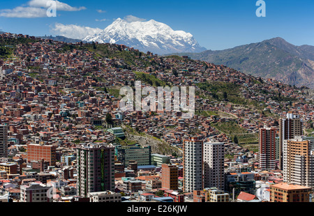 La Paz e il monte Illimani (6462m). Vista da Kili Kili Lookout. Bolivia Foto Stock