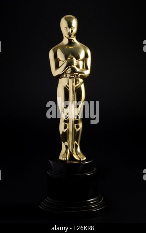 Golden replica di un Oscar film award su sfondo nero Foto Stock