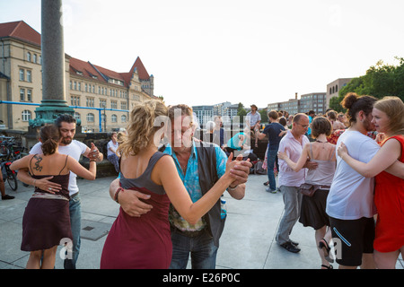Berlin street scene di persone ballare il tango per esterno a Berlino la sera Foto Stock