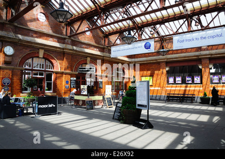 Moor Street Stazione ferroviaria concourse, Birmingham, Inghilterra, Regno Unito, Europa occidentale. Foto Stock