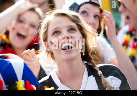 Berlino, Germania. 16 Giugno, 2014. Visitatori celebrare durante il fanfest sulla ventola di miglio a Porta di Brandeburgo a Berlino, Germania, 16 giugno 2014. La prima partita della nazionale tedesca di calcio contro il Portogallo durante la Coppa del Mondo FIFA 2014 saranno pubblicamente trasmesso su nove schermi sui 700 m lungo ventilatore miglia su Strasse des 17. Juni. Foto: BERND VON JUTRCZENKA/DPA/Alamy Live News Foto Stock