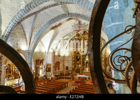 Villa del Prado, Madrid, Spagna - 14 Giugno 2014: Interno della chiesa gotica di Santiago Apostol. Foto Stock