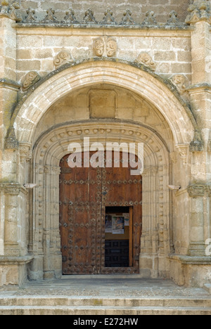 Villa del Prado, Madrid, Spagna. 14 Giugno: porta laterale di gotica chiesa di Santiago Apostol. Foto Stock