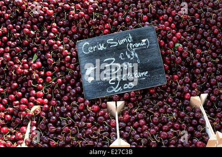 Le ciliegie sul mercato in stallo, Rennes, Brittany, Francia Foto Stock