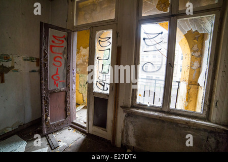 Casa abbandonata con arco e balcone pronta per i lavori di demolizione a Magdeburgo (Germania) Foto Stock