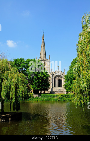 Chiesa della Santa Trinità si vede attraverso il fiume Avon, Stratford-upon-Avon, Warwickshire, Inghilterra, Regno Unito, Europa occidentale. Foto Stock