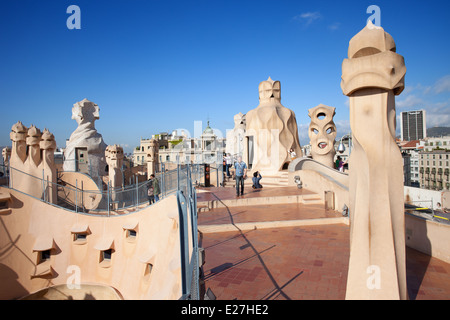 La terrazza sul tetto strega camini astratta della Casa Mila o La Pedrera, progettato da Antoni Gaudì a Barcellona, in Catalogna, Spagna. Foto Stock