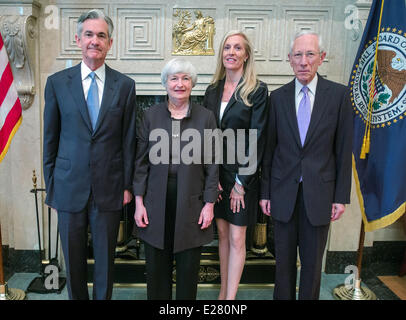 Federal Reserve statunitense per i membri del consiglio di amministrazione (L a R), Governatore Girolamo H. Powell, Presidentessa Janet Yellen, Governatore Lael Brainard, e Vice Presidente Stanley Fischer posano per una foto di gruppo a seguito della cerimonia di giuramento nella cerimonia di Lael Brainard Giugno 16, 2014 a Washington, DC. Foto Stock