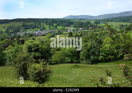 Hawkshead Village visto dalla vetta del Latterbarrow nel Lake District inglese. Foto Stock