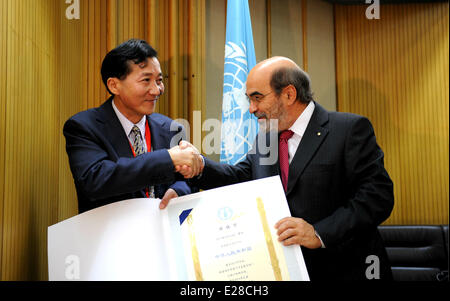 Roma, Italia. 16 Giugno, 2014. Il Cibo di ONU ed Organizzazione di Agricoltura (FAO) Segretario generale Jose Graziano da Silva(R) awards un diploma in lingua cinese il vice ministro dell'agricoltura Chen Xiaohua durante la cerimonia di premiazione presso la sede della FAO a Roma, Italia, il 16 giugno 2014. La FAO ha riconosciuto la Cina del 'outstanding progressi contro la fame il lunedì per aver raggiunto il primo Obiettivo di Sviluppo del Millennio (MDG), ossia dimezzare la percentuale di persone denutrite dal 1990. Credito: Xinhua/Alamy Live News Foto Stock