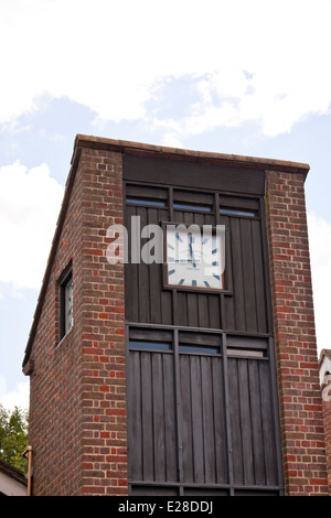 Torre dell'orologio sulla biblioteca pubblica edificio in Ickenham, London Borough of Hillingdon, UK. Foto Stock