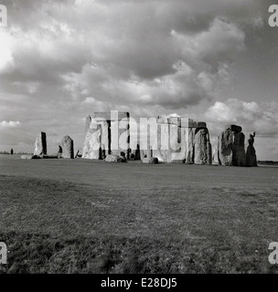 Degli anni Cinquanta vista storica da questo momento del famoso monumento preistorico di Stonehenge, Wiltshire, Inghilterra. Foto Stock