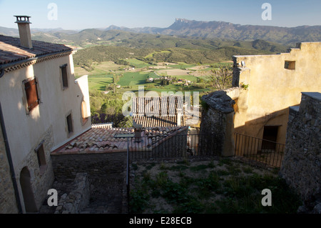 Paesaggio francese. Vieux-Suze (Vecchio Suze) antico borgo fortificato arroccato su di una ripida collina che domina una valle fertile in La Drôme, Francia. Foto Stock