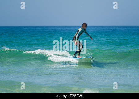 Un surfista in St Ives, Cornwall, Inghilterra. Foto Stock