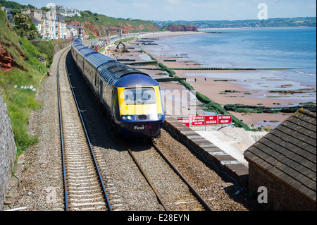 Un primo grande Western in treno arrivando alla stazione di Dawlish in Inghilterra, Regno Unito Foto Stock