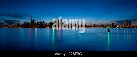 Toronto skyline panorama al tramonto sul lago con luci colorate Foto Stock