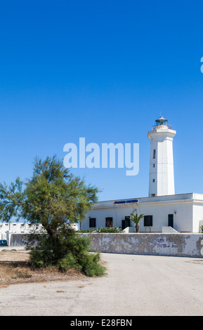 Faro bianco contro un cielo blu in estate a San Cataldo, Puglia, Salento Italia meridionale Foto Stock