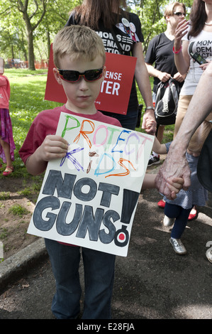 Quasi mille persone hanno marciato nella seconda annuale di Ponte di Brooklyn marzo Rally e alla fine della violenza pistola, 14 giugno 2014. Foto Stock