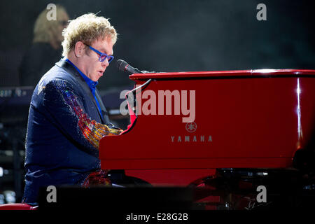 Manchester, Tennessee, Stati Uniti d'America. Il 15 giugno, 2014. ELTON JOHN in primo piano il 2014 Bonnaroo Music e Arts Festival di Manchester, Tennessee Credito: Daniel DeSlover/ZUMAPRESS.com/Alamy Live News Foto Stock