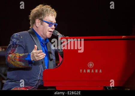 Manchester, Tennessee, Stati Uniti d'America. Il 15 giugno, 2014. ELTON JOHN in primo piano il 2014 Bonnaroo Music e Arts Festival di Manchester, Tennessee Credito: Daniel DeSlover/ZUMAPRESS.com/Alamy Live News Foto Stock