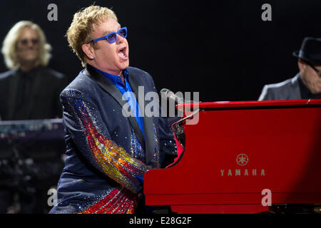 Manchester, Tennessee, Stati Uniti d'America. Il 15 giugno, 2014. ELTON JOHN in primo piano il 2014 Bonnaroo Music e Arts Festival di Manchester, Tennessee Credito: Daniel DeSlover/ZUMAPRESS.com/Alamy Live News Foto Stock