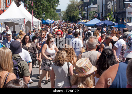 Le persone accorrono per la vendita di strada su San Lorenzo Boulevard a Montreal Foto Stock